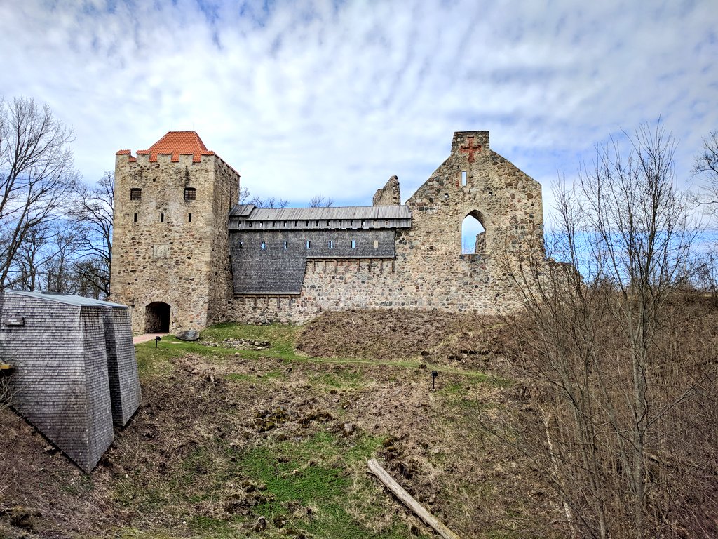 Trains2Aberdeen's tweet photo. 10 hours in Riga before the train to Minsk, I decided to take a 75mins train ride to #Sigulda for a day trip  as I've been Riga 4 years ago.  The ruins of Sigulda Medieval Castle is worth visiting. https://t.co/06diWtz3HQ