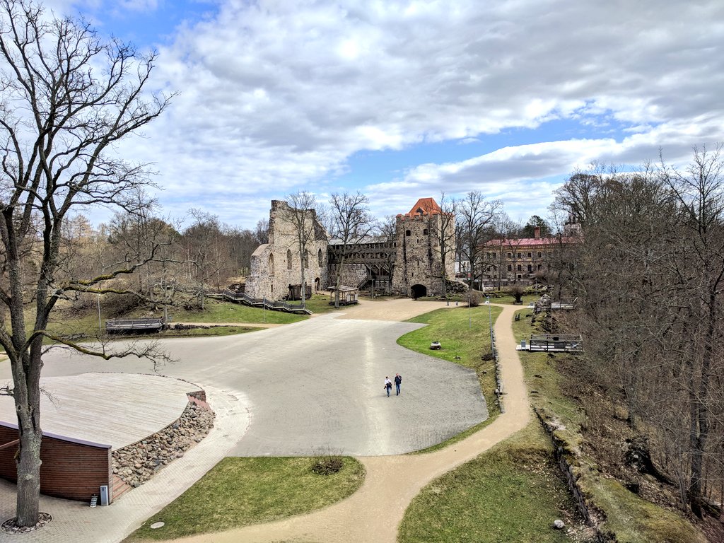 Trains2Aberdeen's tweet photo. 10 hours in Riga before the train to Minsk, I decided to take a 75mins train ride to #Sigulda for a day trip  as I've been Riga 4 years ago.  The ruins of Sigulda Medieval Castle is worth visiting. https://t.co/06diWtz3HQ
