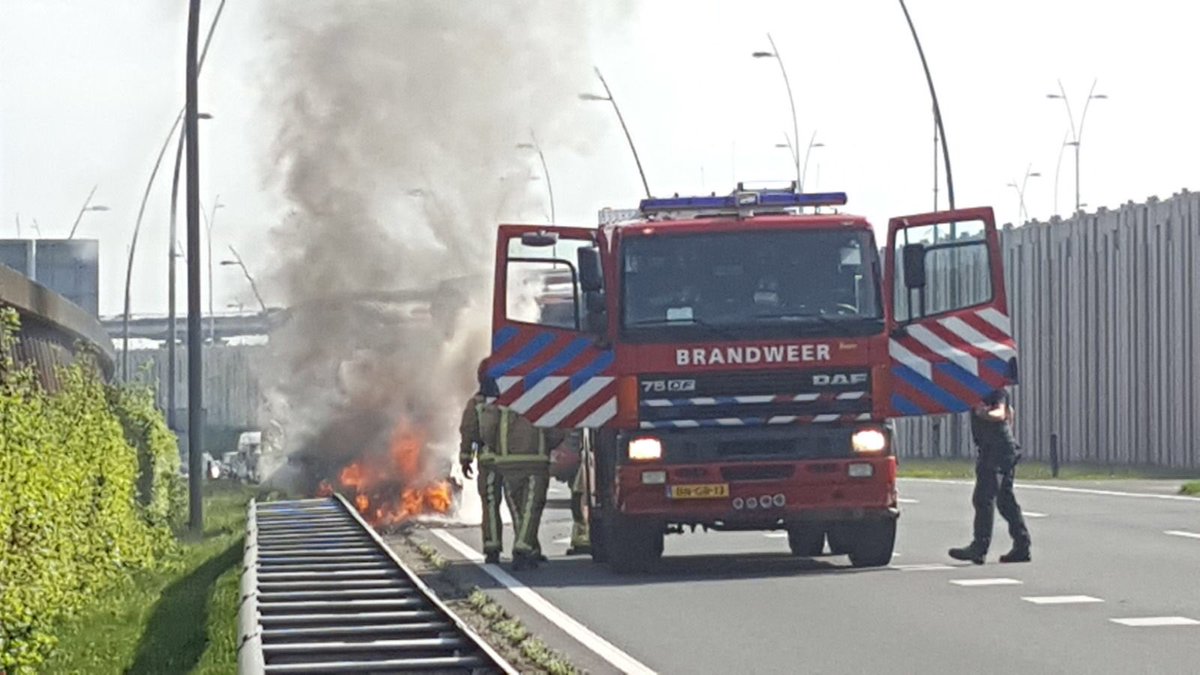 FH_MultiMedia's tweet photo. N2 volledig afgesloten door  voertuigbrand bij Eindhoven ##N2 @RWS_verkeer https://t.co/xM3swOKm5j