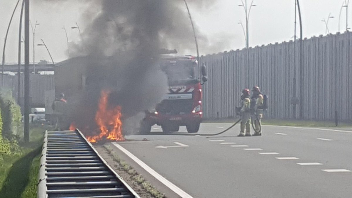 FH_MultiMedia's tweet photo. N2 volledig afgesloten door  voertuigbrand bij Eindhoven ##N2 @RWS_verkeer https://t.co/xM3swOKm5j