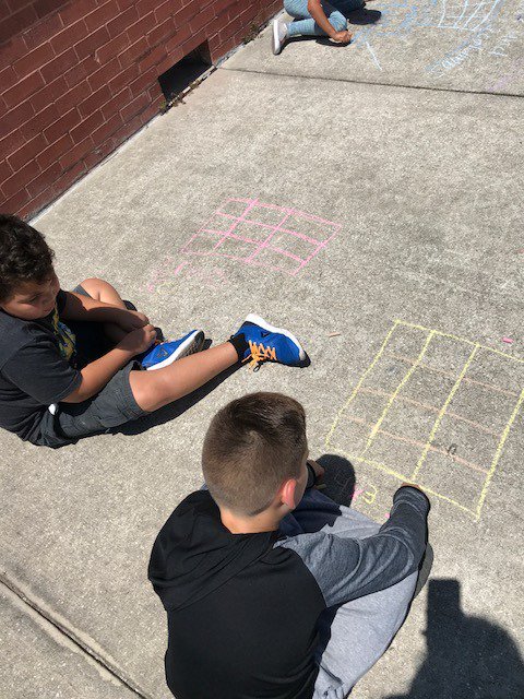 WLES_OCPS's tweet photo. Ms. Marino's class constructed their own #arrays with #repeatedaddition. Having fun while learning 😀 #LearningintheSun 🌞 #FLteaching #SidewalkChalk #ReadyforThirdGrade 💪 #math https://t.co/1z5VAtcRaQ