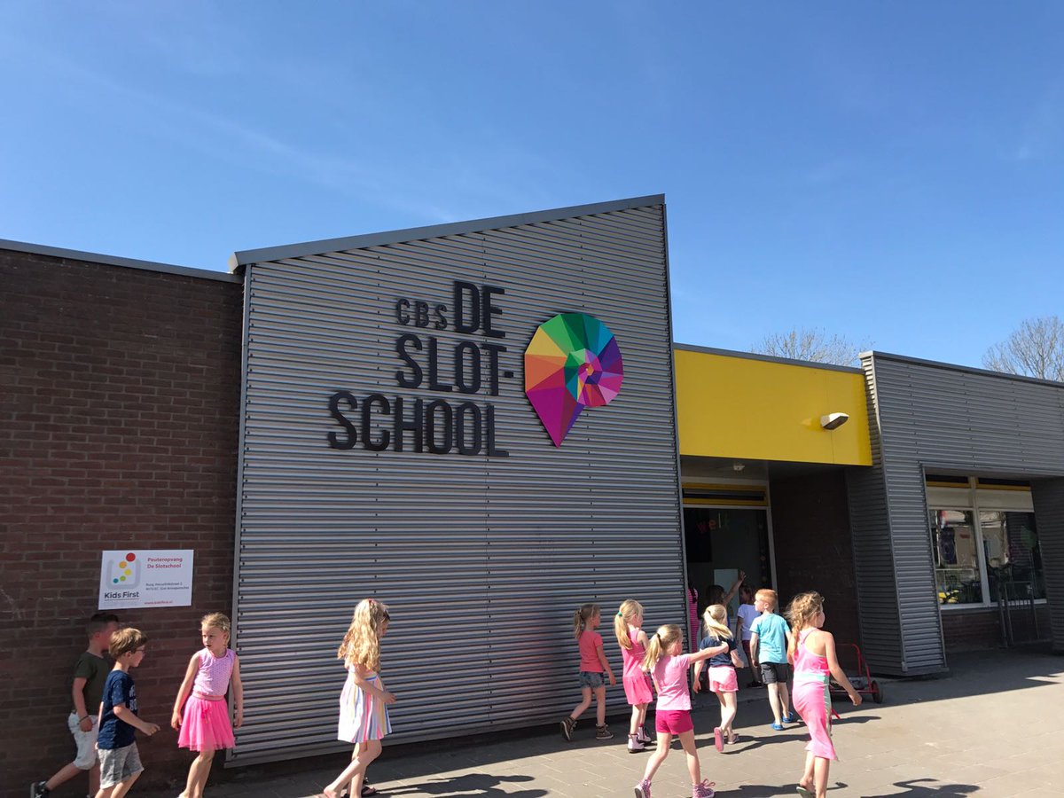 Terp_10's tweet photo. Het nieuwe vrolijke logo van cbs de Slotschool in Sint Annaparochie hangt aan de gevel. Een plaatje! https://t.co/aiHc8krpEg