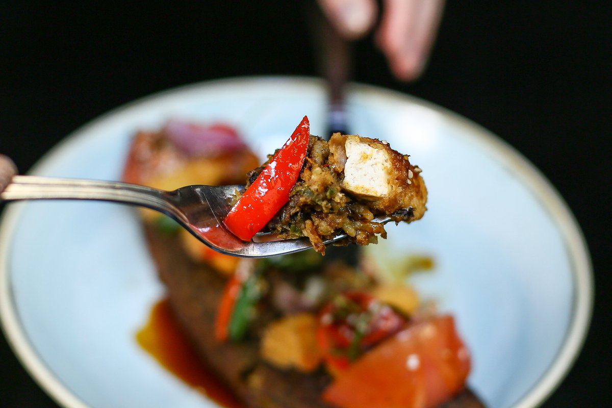 Tacu Tacu Negro con Tofu Salteado y Salsa Agridulce. Tostado por fuera y cremoso por dentro. #cosamasbuena Reservas al 📞 28813937