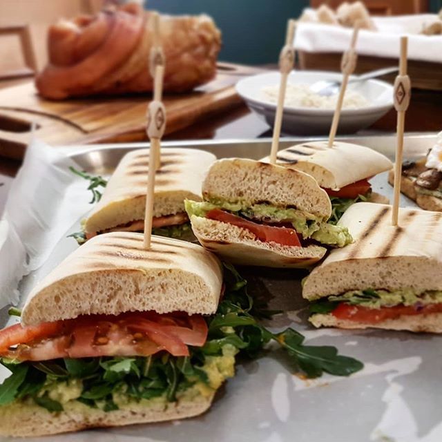 ornyfoodstyl's tweet photo. Svačina to je základ na páteční večer😂😂
Tak se toho nebudeme bát😂😂😂 Přeji hezký večer všem...👍👍 #snack #jidlo #foodporn #dobrota #food #veprove #foodie #snacktime #jidlonaprvnimmiste #veprovekoleno #bageta #svacina #instafood #patek #dnesjem … https://t.co/Pami7OTftv https://t.co/hcXWnFRYJK