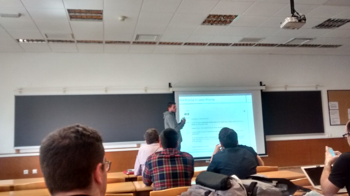 UnionDeAlumnos's tweet photo. @pablogonzalezpe nos habla sobre phising y sus peligros. NOs habla también del doble factor de autenticación. #URJCTECHFEST2018 https://t.co/u6UfePFkVn