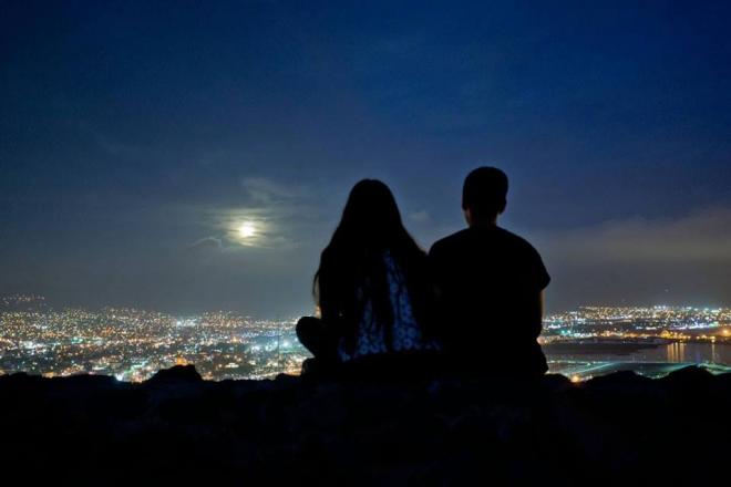 corzoIreino's tweet photo. "¿Qué puedo hacer? ¿A dónde ir si entre la gente ya no me reconoces? Salgamos al frío de la noche. Tu mano helada me devolverá la vida. El contacto de tu piel, la vida intacta".Killer del área metiendo versazos por la escuadra. Balón de Oro, @ManoloGarciaQ https://t.co/Gre7lortXN https://t.co/5UitmC8MGx