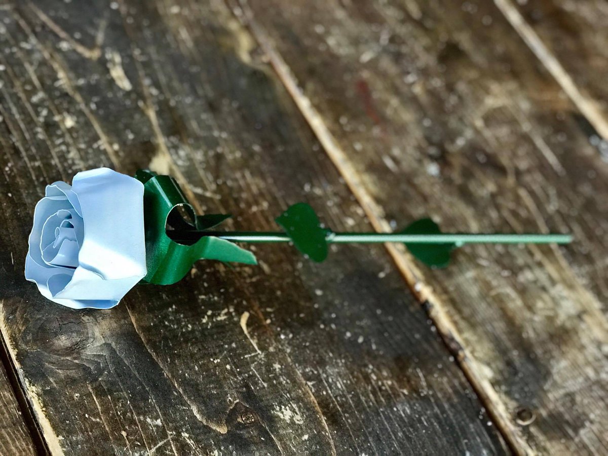 UhllJeremy's tweet photo. Mothers day is approaching so get your orders in now so I can have your forever roses made and shipped to you in time.  All roses are hand cut, bent, welded, and painted out of metal.  Message me for pricing and different styles available https://t.co/kMJ2ff265N