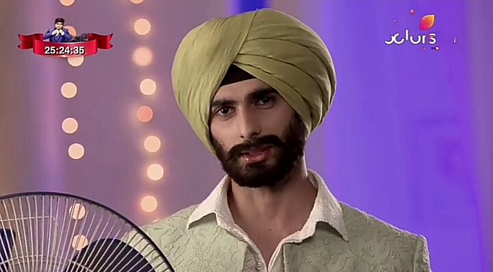 VivianDTeam's tweet photo. Harman Snaps 😉😃

Veer says I have listened wrong that Harak Singh's Boy is very enraged, left collar without beating, he might be a good-hearted.

#Shakti
#ShaktiMahasangam 

#VivianDsena #VarunKapoor 

@ColorsTV @sharmarashmi20 https://t.co/dnyS7c5sz9
