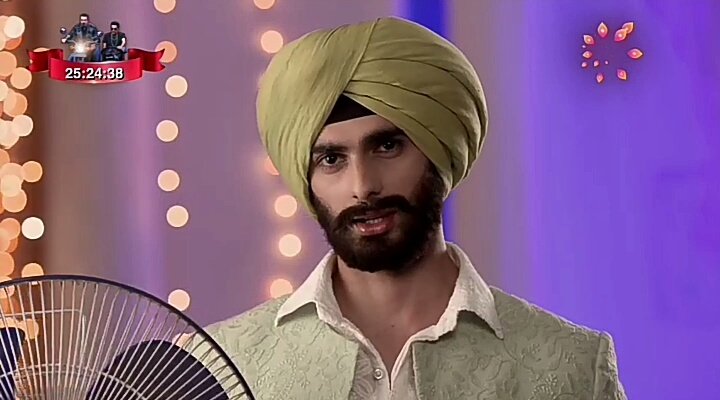 VivianDTeam's tweet photo. Harman Snaps 😉😃

Veer says I have listened wrong that Harak Singh's Boy is very enraged, left collar without beating, he might be a good-hearted.

#Shakti
#ShaktiMahasangam 

#VivianDsena #VarunKapoor 

@ColorsTV @sharmarashmi20 https://t.co/dnyS7c5sz9