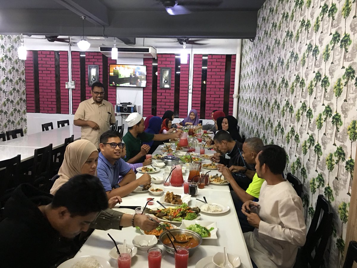 belatiwangsa_hq's tweet photo. Meraikan kunjungan daripada AJK surau Kementerian Kerja Raya di Ipoh . Selamat menjamu selera ☺️ https://t.co/Qk7R7WQoO7