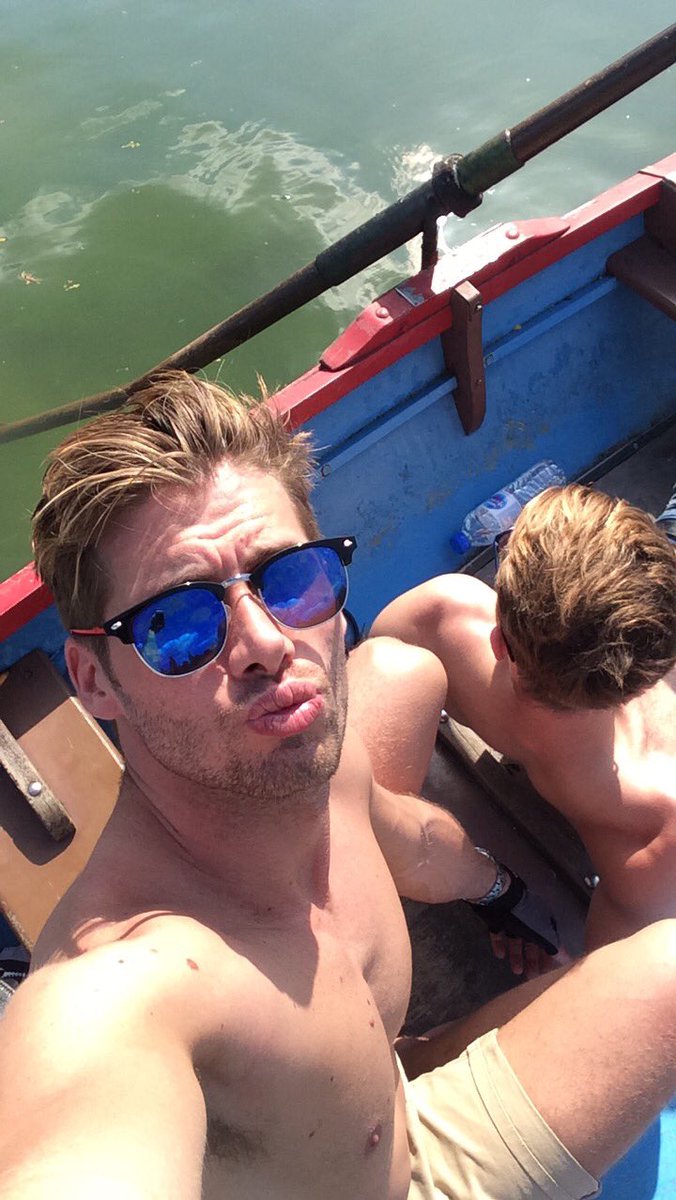 benoitbdb's tweet photo. Bisous de nous, on rame sur le lac .... 🚣🏻 @JeromeBlancoM 💦🌳😁👌🏻 https://t.co/SsO9XPwVwt