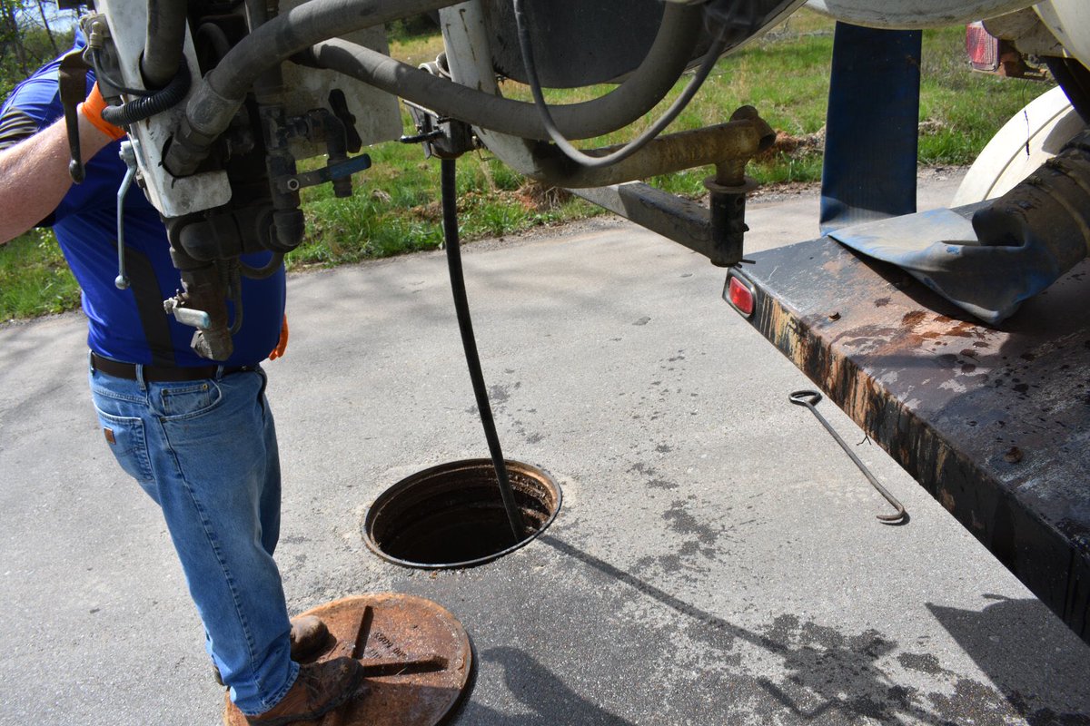 lburgutilitysys's tweet image. Have you ever dumped cooking grease/oil down your kitchen or bathroom drains???Doing this causes extreme issues within your personal drain lines, as well as, sewer service lines. This is a manhole in the Buffalo Rd area that was completely full with grease and debris.#Nogrease!