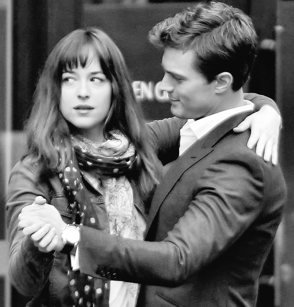 AmorDakotaJamie's tweet photo. (FSOG)
“They were very playful on set. At one point Dakota turned to Jamie and held out her hand to dance and Jamie pulled her in and put her hand on his shoulder. They weren’t doing a scene they were just trying to keep warm” (insider on set) #JamieDornan #DakotaJohnson 😍 https://t.co/Xa8ZhRZWG7