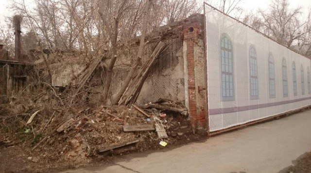 Pssss17's tweet photo. So are preparing for the World Cup in Russia. Why should I repair something if I can put a banner?
#Russia #2018 #Россия https://t.co/tsEB2PsV9f