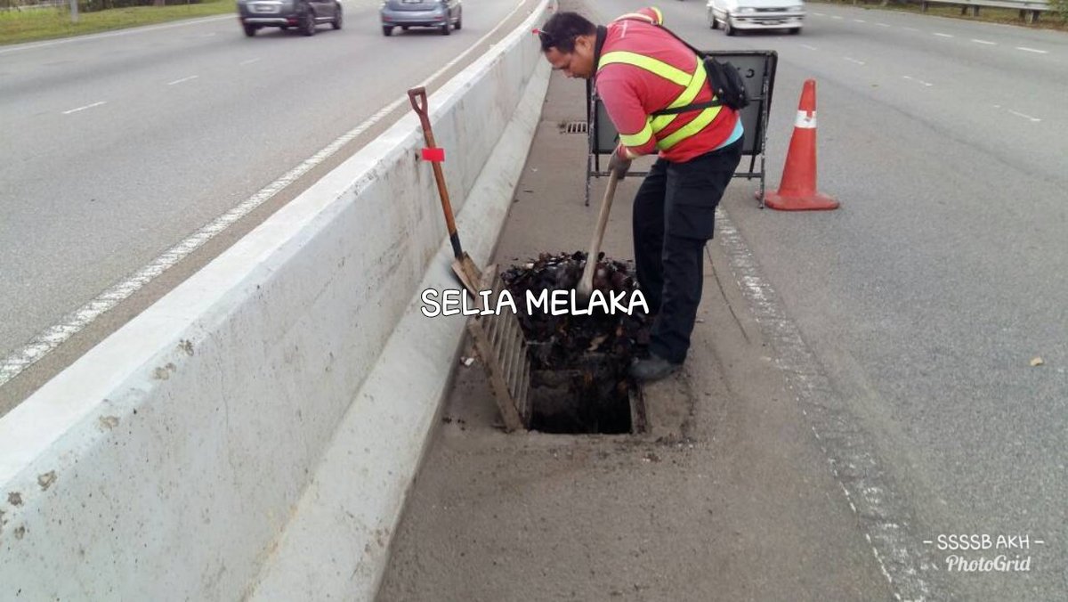 SSSSB_Melaka's tweet photo. 20.4.2018

FT033 Lebuh SPA
Sek. 12.40
#MelakaTengah @JKRMelakaTengah 

#EmergencyTeamSelia bersih grating persediaan elak banjir kilat di lokasi ini

《Saliran Bersih Aliran Lancar》

#ZeroPonding sasaran kami

#SeliaGroup #ZonSelatan #InfraRakyat https://t.co/tSO0UPU3z3