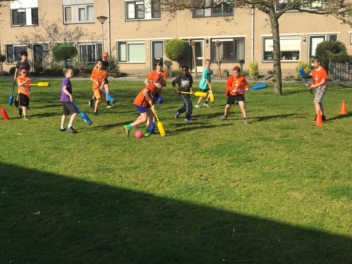 Obsdevoorzaan's tweet image. #Koningsspelen op beide locaties van @Obsdevoorzaan . Gezonde start met het Koningsontbijt, daarna lekker bewegen met de Koningsdans, sporten en spelletjes.
#ZaanPrimair #JOGG-Zaanstad