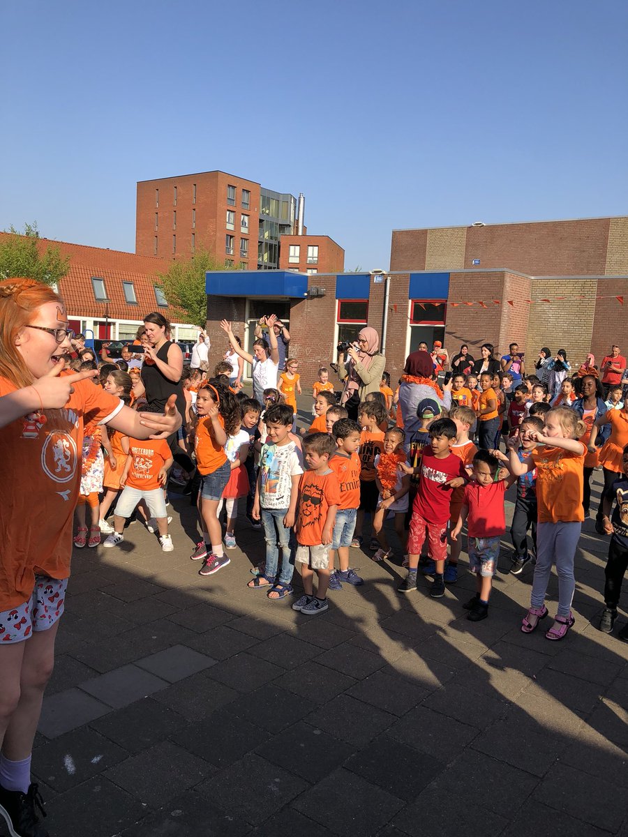 Obsdevoorzaan's tweet image. #Koningsspelen op beide locaties van @Obsdevoorzaan . Gezonde start met het Koningsontbijt, daarna lekker bewegen met de Koningsdans, sporten en spelletjes.
#ZaanPrimair #JOGG-Zaanstad