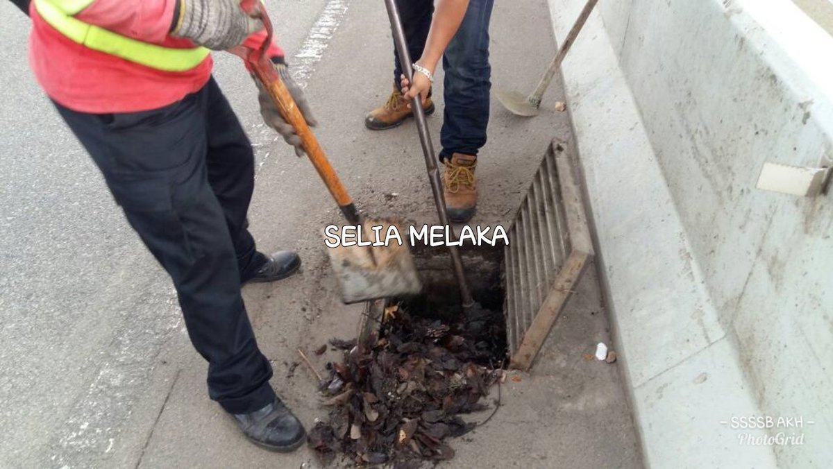 SSSSB_Melaka's tweet photo. 20.4.2018

FT033 Lebuh SPA
Sek. 12.40
#MelakaTengah @JKRMelakaTengah 

#EmergencyTeamSelia bersih grating persediaan elak banjir kilat di lokasi ini

《Saliran Bersih Aliran Lancar》

#ZeroPonding sasaran kami

#SeliaGroup #ZonSelatan #InfraRakyat https://t.co/tSO0UPU3z3