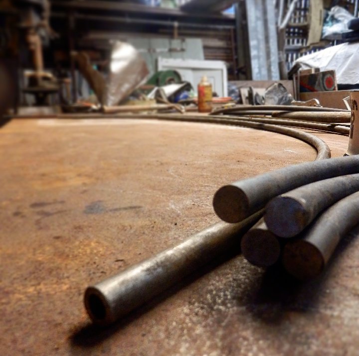 OHolmanDesign's tweet photo. Bending time. 
No funny innuendo intended.  
.
#bendingitlikebecham #steelbending ##steelfabrication #steelart #design #metalart #ollieholmandesign  #sculpturaldesign https://t.co/jk0s2MHxXP