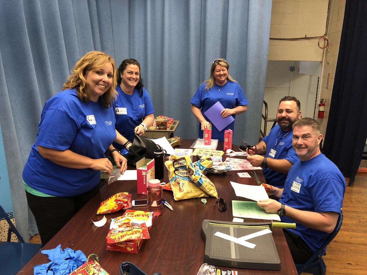 ojsemmeselem's tweet photo. We’re thankful East Brent Baptist Church &amp; St. Christopher’s Episcopal Church provided our testing snacks, &amp; UWF &amp; the #UWFDayofGiving organized &amp; bagged it all! It takes a community; we’re blessed with awesome support.  #UWFFoundersWeek
#UWFDayofGiving https://t.co/wiERuYfdJp