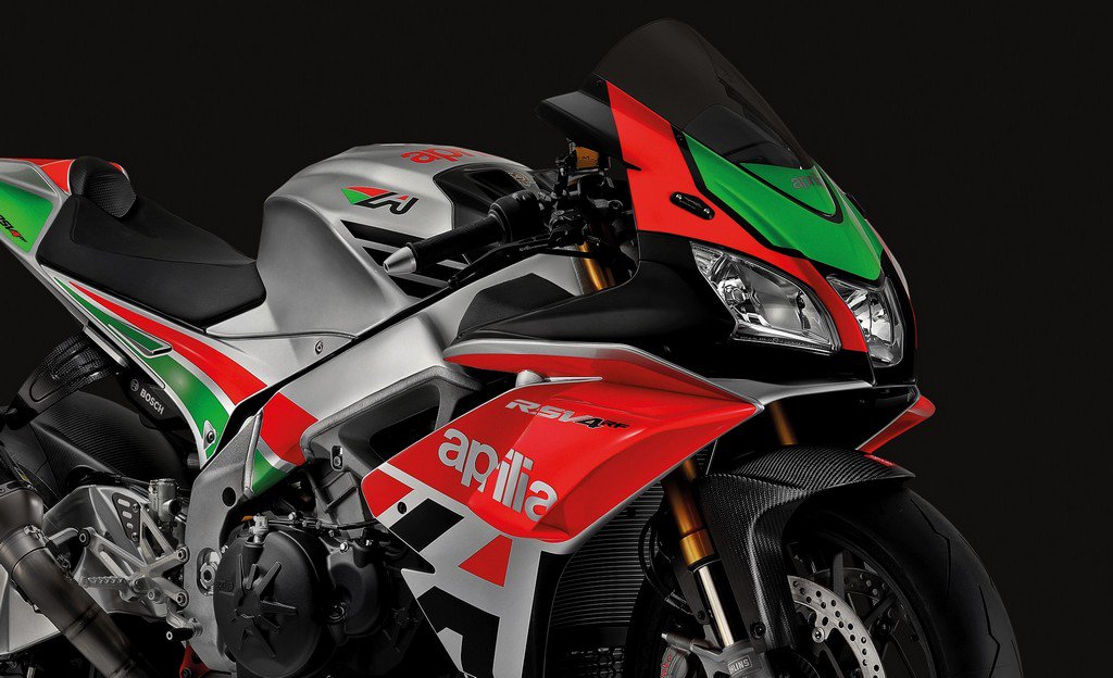 gponedotcom's tweet image. Alette sulla #Aprilia RSV4 RF: per ora debutto su una LE in USA: Saranno 125 gli esemplari omologati con le "#winglets" sulle carene. Per l'Italia al momento disponibili solo sul Kit Racing, ma non omologate gpone.com/it/2018/04/20/…