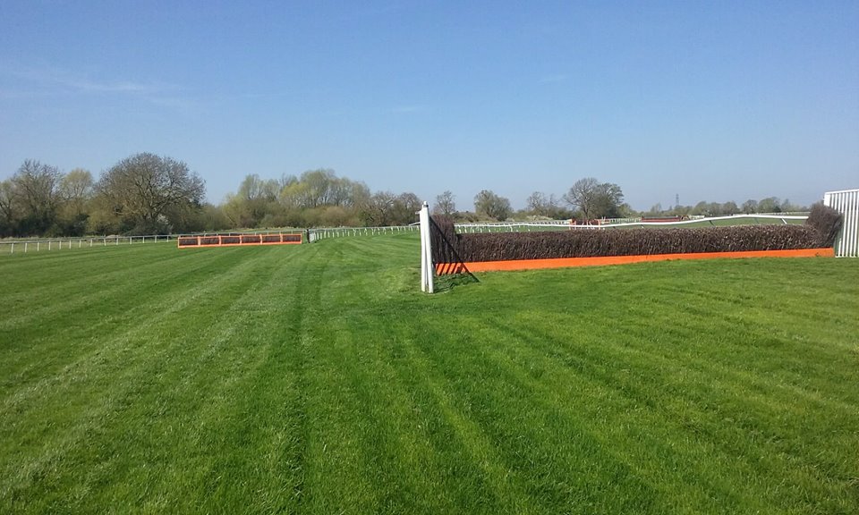 Huntingdon_Race's tweet photo. Another gorgeous day at Huntingdon Racecourse today! 

#Heatwave #LoveTheJumps 🙌 https://t.co/u0RFIFS8O4