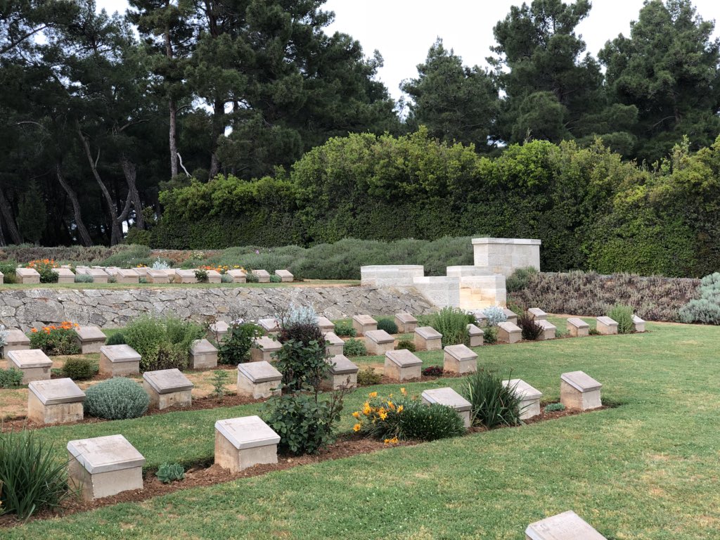 bnbgundogan's tweet photo. #PinkFarm #Helles @CWGC @Bennett22David @Tom_CWGC @gardentheworld @kuntizzella @canbaycan60 https://t.co/6I3mq9puys