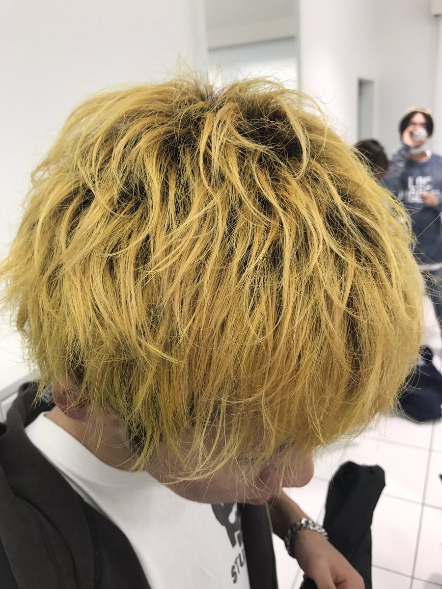 001masaki's tweet photo. 赤。青。黄。白。
やっぱさ、仕事って楽しんだもん勝ちってこと。
その自分が感じた喜びとか感動をお客様へ届けるべく頑張り続けてる若い子たち。
正しいのはいつの時代だって若い次世代。

Keep young！！

おれはどんな色にだって変化できちゃう程のでっかい器でありたいよね。 https://t.co/IOwUaiC8At
