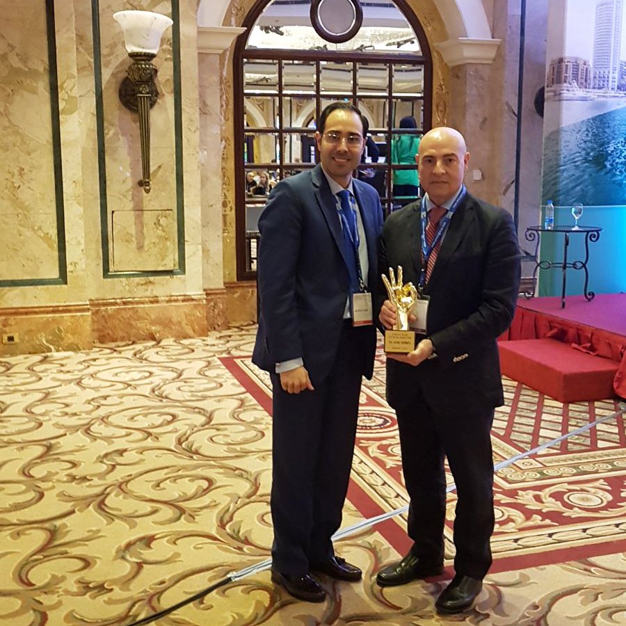 SOCIEDADSEMAL's tweet photo. El doctor José Serres, presidente de la SEMAL, recibe de mano del doctor Nabil Fakih el premio a la Excelencia en Cirugía Plástica

#facialmakeover #facialmakeover2018 #lebanon #beirut
#facialplasticsurgery #maxilofacialsurgery https://t.co/zLSRlO5YdA