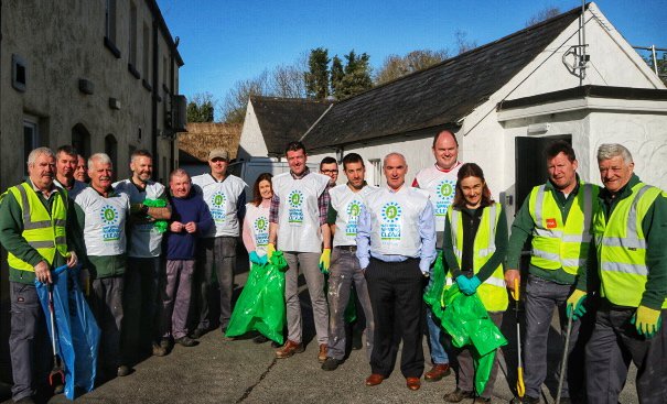 ShannonHeritage's tweet photo. Well done to all our colleagues @BunrattyCastle who took part in National Spring Clean Day! Armed with bin-bags, litter pickers and gloves they trawled the high roads and by-roads of Bunratty Village in support of this wonderful community initiative! #nationalspringcleanday https://t.co/sM18XRkacT