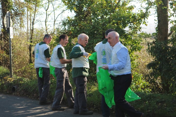 ShannonHeritage's tweet photo. Well done to all our colleagues @BunrattyCastle who took part in National Spring Clean Day! Armed with bin-bags, litter pickers and gloves they trawled the high roads and by-roads of Bunratty Village in support of this wonderful community initiative! #nationalspringcleanday https://t.co/sM18XRkacT