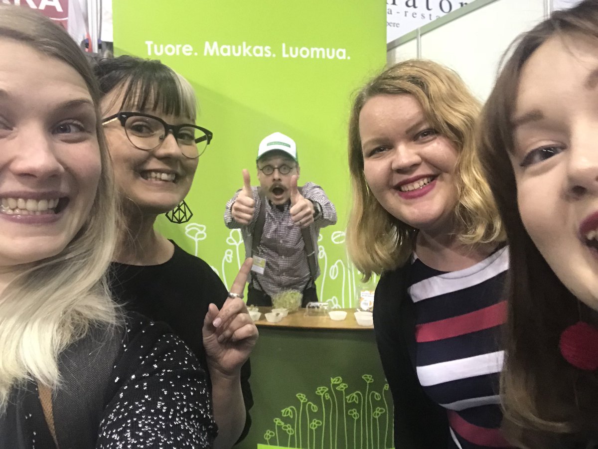 johannatahlo's tweet photo. Löydettiin aina niin energinen ja inspiroiva @Silmusalaatti luomuviljelijä Supermessuilta! Käy tsiigaan puutarhaosasto ☝️ #supermessut #tampere https://t.co/pAmtDdE6U9