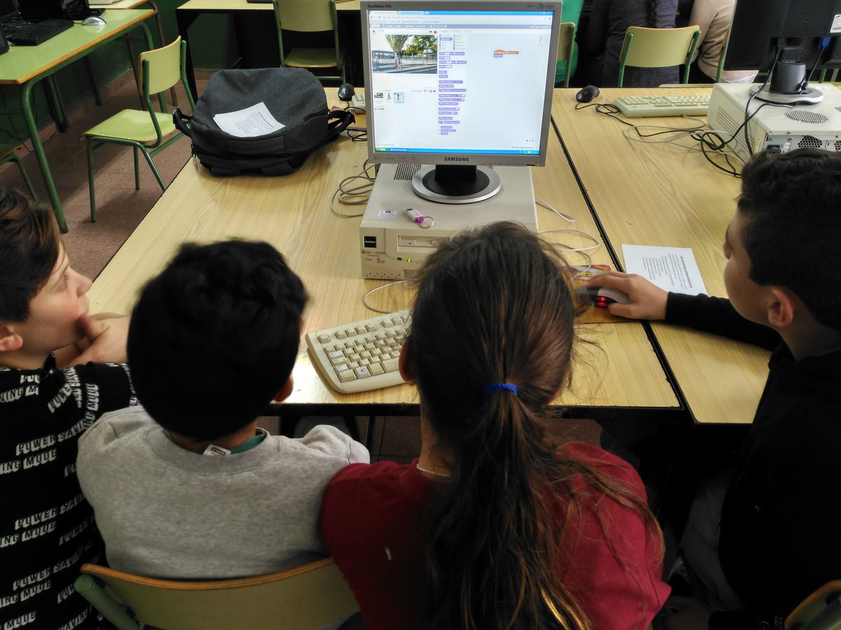 colesotillo's tweet photo. Buenos días.
Los viernes desarrollamos la actividad de programación en ordenador SCRATCH del programa RED XXI de Ávila.
Esta semana estamos trabajando con el alumnado de sexto.
#CompetenciaTIC https://t.co/zbPOgliFCi