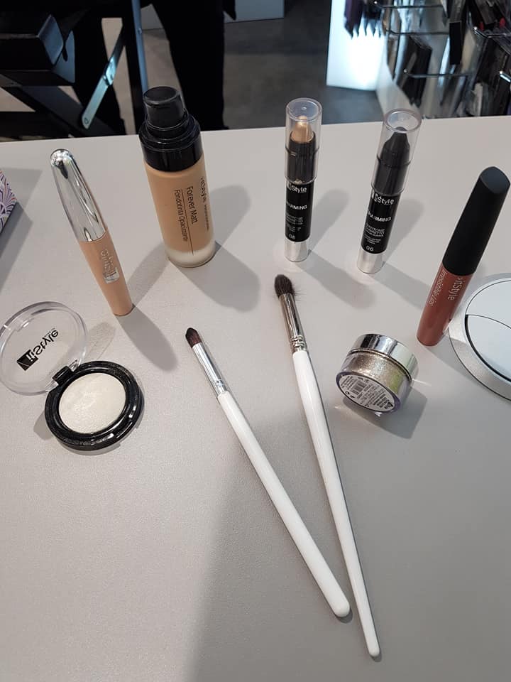 itstylefeurs's tweet photo. Pour un Make Up Smokey 💄 (maquillage charbonneux de soirée ) comme Sylvie. ➡RdV dans votre boutique itStyle.
#itStylemakeup https://t.co/orgUQCHhAl