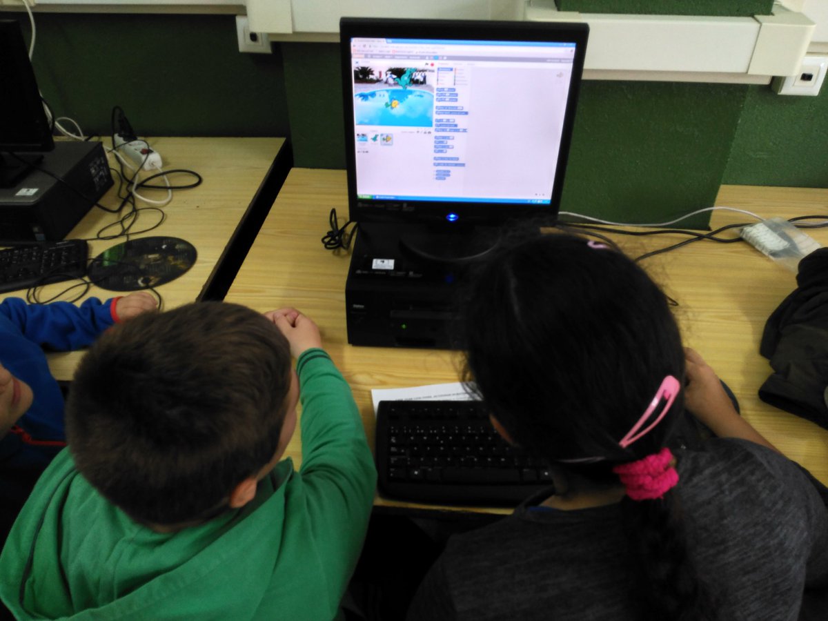 colesotillo's tweet photo. Buenos días.
Los viernes desarrollamos la actividad de programación en ordenador SCRATCH del programa RED XXI de Ávila.
Esta semana estamos trabajando con el alumnado de sexto.
#CompetenciaTIC https://t.co/zbPOgliFCi