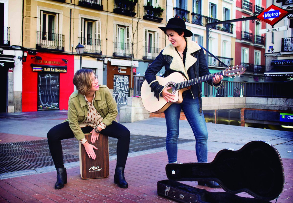 Hace un día precioso para salir a tocar a la calle. Such a beautiful day to play outdoors. #felizviernes #streetmusic #musicoutside #musicoutdoors #musiclife #guitarfreaks #spanishguitars #guitarraespañola #madeinspain #hechoenespaña #guitar #guitarra #cajonflamenco #madrid