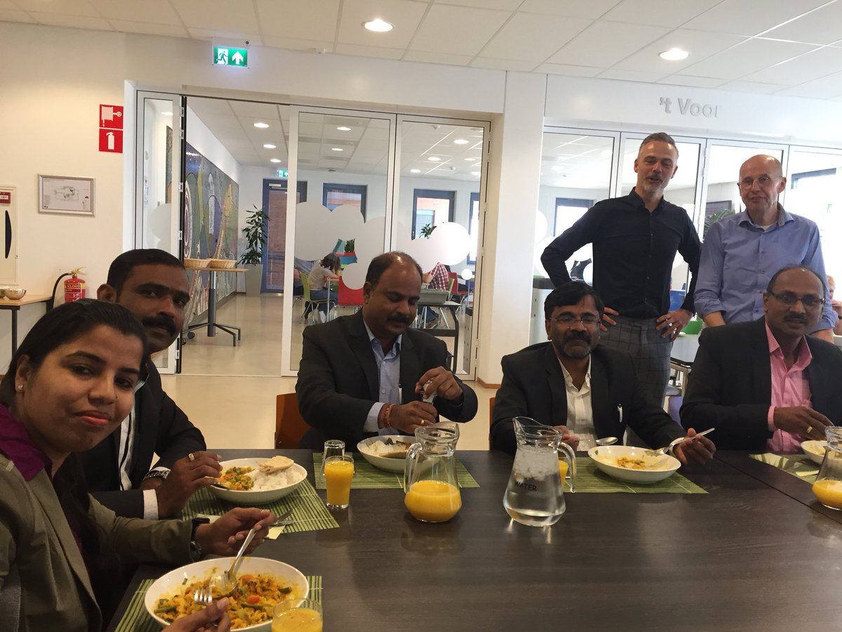 Vandaag sectorcursus glastuinbouw verzorgen bij @HASKennisTrnsfr en daar zijn toevallig ook de mensen van NIPHT voor les climate control.