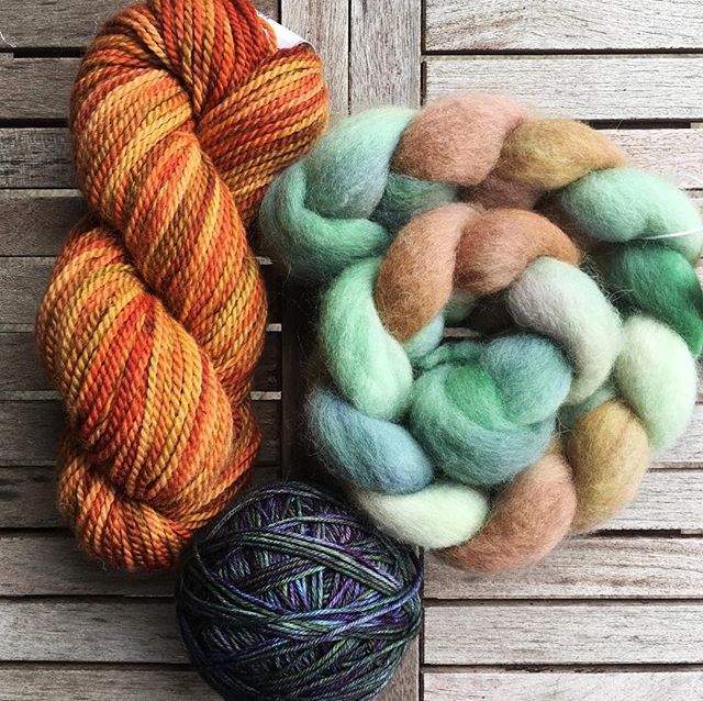 FibreShare's tweet photo. 🍂✌🏼🦊🐏🌱🌤✨
📷: @emilydoldie
・・・
I’m jazzed about my #fibreshare gems. That pretty ball of malabrigo didn’t stay in a skein long enough to take a picture 😂 many thanks to my partner!! @kelc.i.bee https://t.co/OaHrc2i3Vz https://t.co/GKT3QlnSfl
