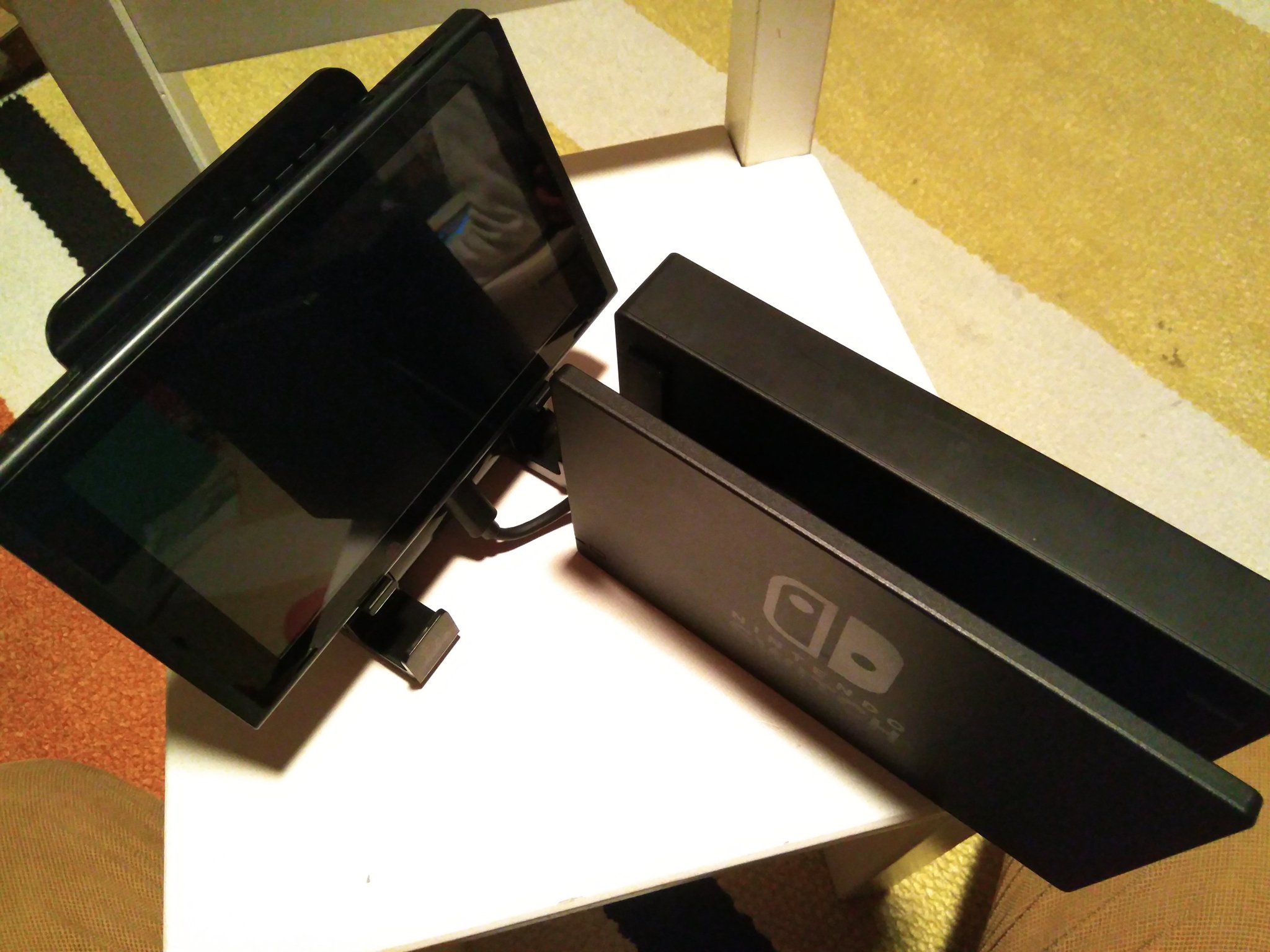 ムテ Switchは純正ドック含めて熱対策が出来ていない上に壊れるとデータが全部消える超欠陥ハードなので 後悔する前にみなさん 熱対策しましょう ドックや本体に穴を開ける強者もいるみたいですが 俺は放熱テープ 延長ケーブル 冷却スタンドのお手軽