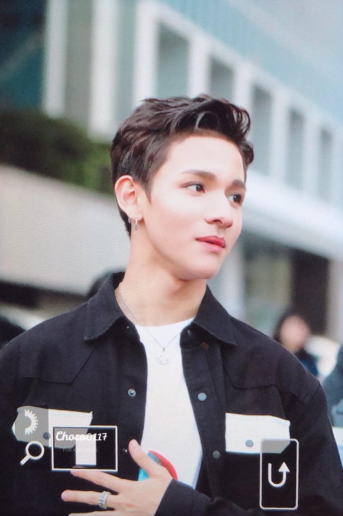 Choco020117's tweet photo. 180420 뮤뱅 퇴근
 @bravepunch0117 
#사무엘 #Samuel #サムエル #ONE https://t.co/cBPBK5P2et