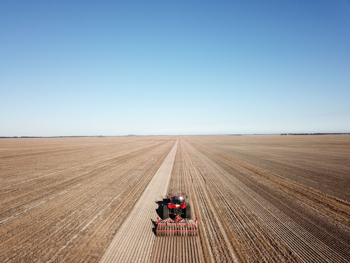 QuentenKnight's tweet photo. Long run lines for this spader, seeding canola on deep ripped non wetting sand #seeding18 #warakirricropping https://t.co/Ijp2T4GLyb