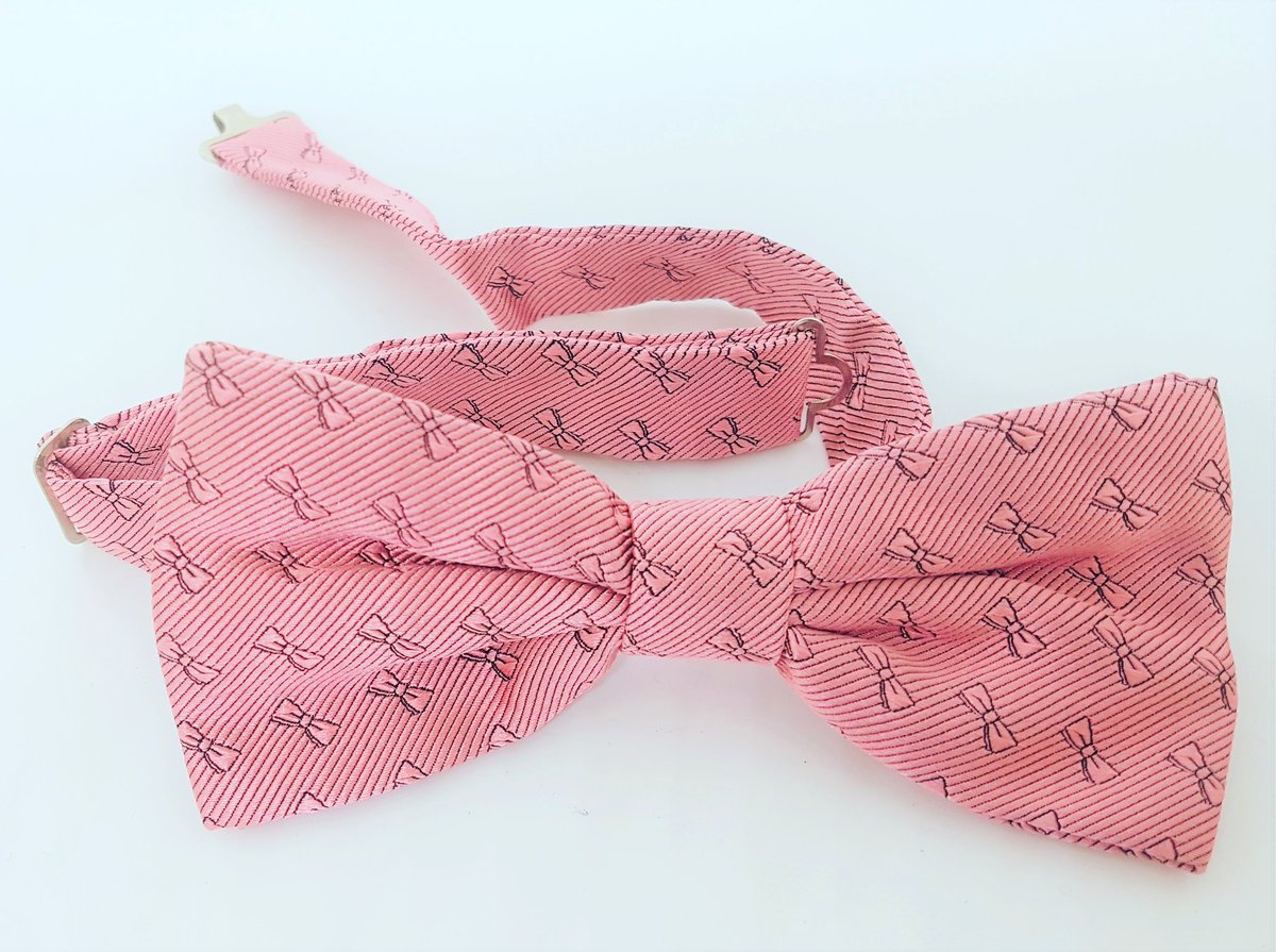 effedivi's tweet photo. Rosa con disegno personalizzato. Un papillon per festeggiare il week end alle porte!
#papillon #farfallino #rosa #seta #madeinitaly #pajarita #bowtie #silky #menswear #springtaste #weddingaccessories #weddingstyle #weekendmood #instafashion #instadaily #mensfashion #20Aprile https://t.co/Z7mDxe913x