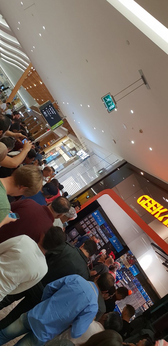 junaidsayeed's tweet photo. Yup that was the Midnight launch crowd for God of War
 #godofwar #gow @Geekay_games 
@corybarlog @SonySantaMonica @PlayStation_ME https://t.co/YkQXsZnDxw