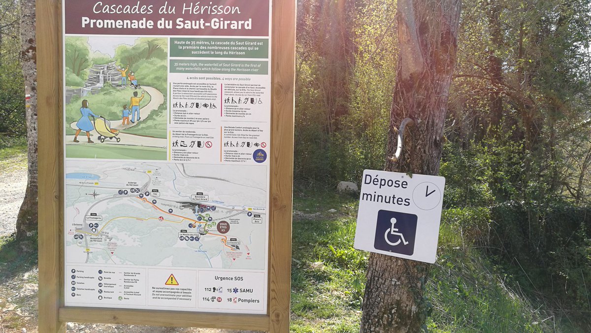 GenerationX_Fr's tweet photo. Tout le monde sait qu'une personne en #fauteuilroulant va laisser son #fauteuil sur un depose minute pour se promener en foret🤣 #drole #mdr https://t.co/BX1SpZswX7