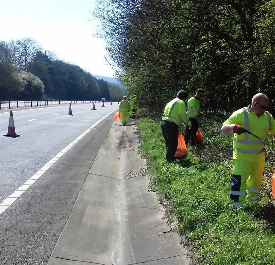 MonmouthshireCC's tweet photo. A team of 6 Mon CC Waste &amp; Street Services staff collected litter on the A449 on 19th April between Wentwood Services county boundary and Usk. They collected 3/4 tonne waste - predominately plastic bottles and fast food containers.
@MonCCHUBS @MonCCRecycling @UskTownCouncil https://t.co/AAVzF4dLQO