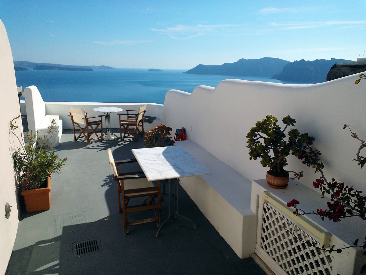 matkailublogit's tweet photo. Santorini: Onar Villas ansaitsee oman bloggauksensa  https://t.co/LpBqh7q1CA https://t.co/7InoJzZlT9