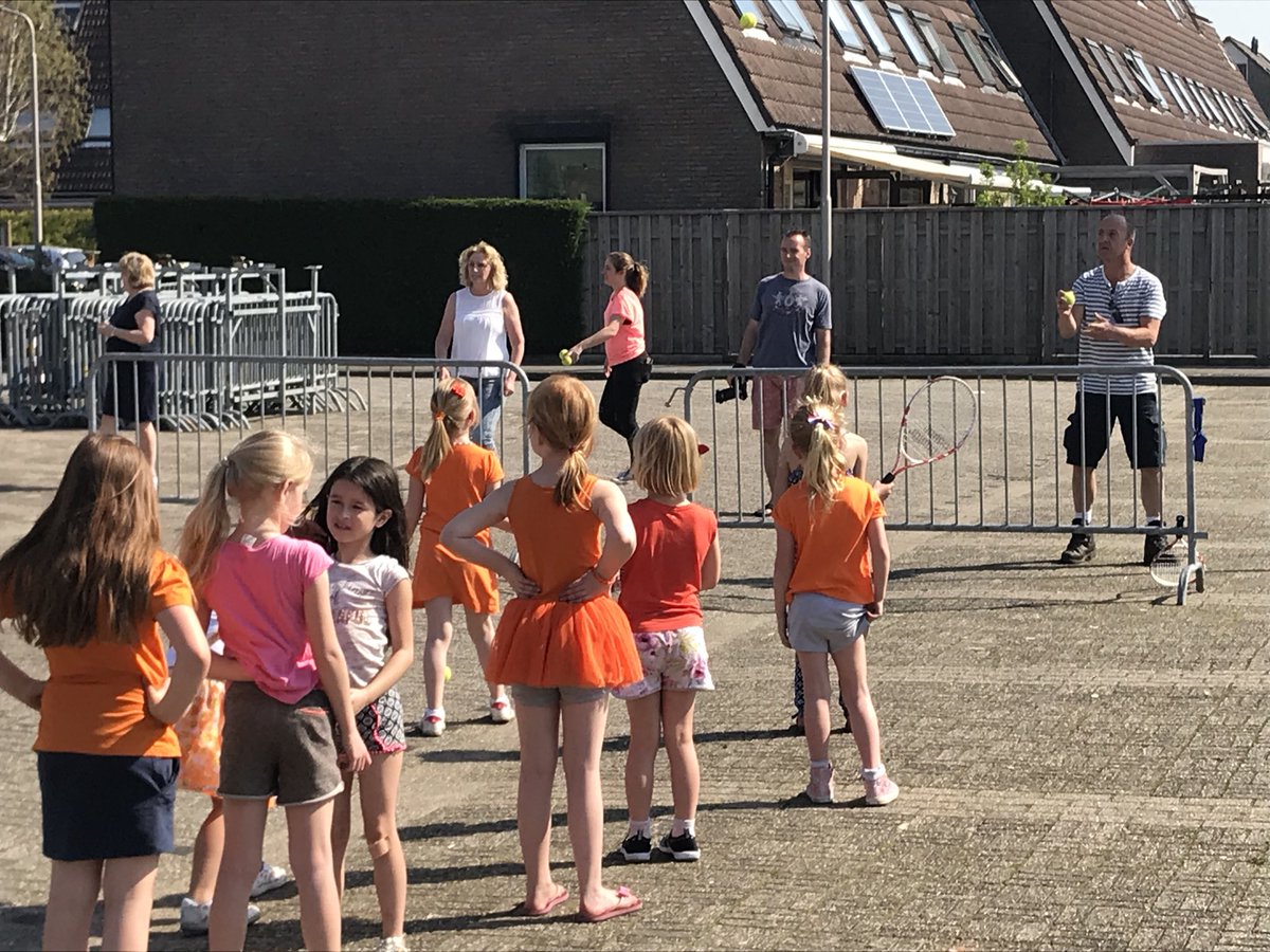 pieterpaans's tweet photo. Wat een feest, #Koningsspelen Klaaswaal. Aks slot koele brandslang douche 😄 Dank aan vele vrijwilligers, @sssklaaswaal &amp; @vrwelzijn #feest https://t.co/DhnPLxQ7jn