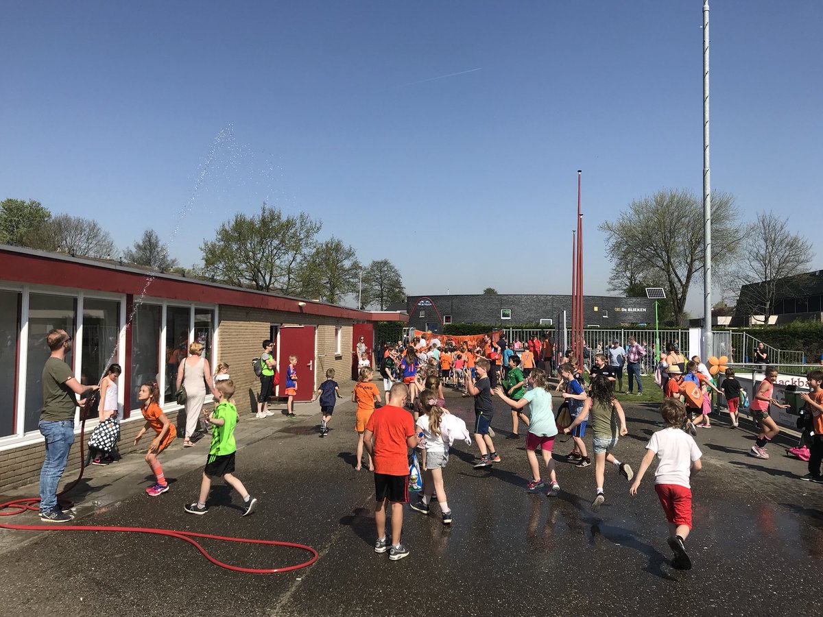 Wat een feest, #Koningsspelen Klaaswaal. Aks slot koele brandslang douche 😄 Dank aan vele vrijwilligers, <a href="/sssklaaswaal/">SSSKlaaswaal</a> &amp; @vrwelzijn #feest