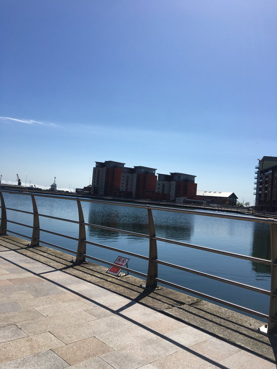 InsureSwansea's tweet photo. I challenge any other #Jelf office to beat the Swansea office’s lunchtime view #Swansea #Sun @Jelf_UK https://t.co/qBr5BktK2f