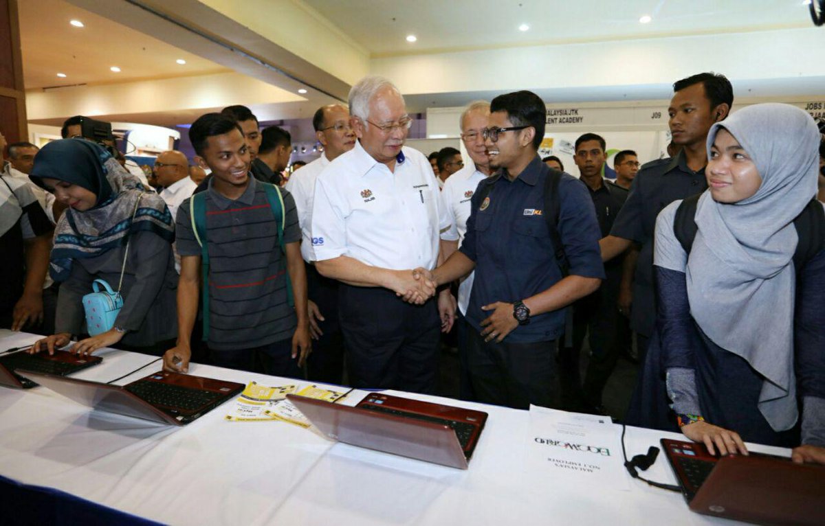 NajibRazak's tweet photo. Dalam #ManifestoBN, kita menjanjikan 3 juta pekerjaan baharu. Hari ini saya merasmikan Program MyApprenticeship di mana Kerajaan bertekad menambah 1 juta lagi peluang pekerjaan baharu untuk semua rakyat dan anak-anak Malaysia! #DahulukanRakyat #BersamaBN #HebatkanNegaraku https://t.co/olSvrEB6Kq